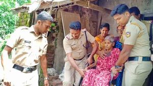  മകന്‍ പീഡിപ്പിച്ച് പൂട്ടിയിട്ട അമ്മയെ പോലീസ് മോചിപ്പിച്ച് ആശുപത്രിയിലാക്കി: സംഭവം തൃശൂരില്‍