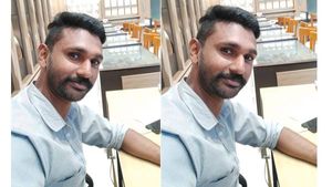 സ്വർണക്കട കൊള്ളയടിക്കാനെത്തിയ തോക്കുധാരിയെ കീഴ്പ്പെപ്പെടുത്തിയത് മനുവിന്റെ ആത്മധൈര്യം