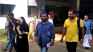  മാവോയിസ്റ്റ് നേതാവ് സി പി ജലീല്‍ കൊല്ലപ്പെട്ട സംഭവം; വയനാട് കലക്ടറേറ്റില്‍ തെളിവെടുപ്പ് നടത്തി, മകന്‍ കൊല്ലപ്പെട്ടതിന്റെ കാരണം വ്യക്തമാക്കാന്‍ ഭരണകൂടത്തിന് ബാധ്യതയുണ്ടെന്ന് ജലീലിന്റെ മാതാവ് ഹലീമ