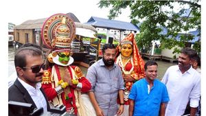  ഹൗസ് ബോട്ട് പിടിക്കാൻ ആലപ്പുഴയ്ക്ക് പോവണ്ട!.. മറൈൻ ഡ്രൈവിൽ 50 ഹൗസ് ബോട്ട് സർവീസുകൾ