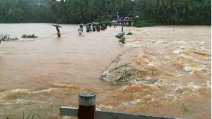 കാസര്‍കോട് കണ്ണൂര്‍ ജില്ലകളില്‍ റെഡ് അലര്‍ട്ട്; മൂന്നു ജില്ലകളിലെ വിദ്യാഭ്യാസ സ്ഥാപനങ്ങള്‍ക്ക് ചൊവ്വാഴ്ച അവധി, കോഴിക്കോട്ട് അങ്കനവാടികള്‍ക്ക് മാത്രം അവധി