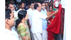 സ്വന്തം മന്ത്രി കൊള്ളില്ലെന്ന്; റവന്യൂ മന്ത്രിക്കെതിരെ സ്വന്തം പാര്‍ട്ടിയില്‍ പടയൊരുക്കം,  സിപിഐ കോഴിക്കോട്  ജില്ലാ നേതൃത്വം റവന്യൂ മന്ത്രിയെ ബഹിഷ്‌കരിച്ചു!