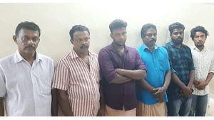 ആള്‍ക്കൂട്ട മര്‍ദനം: മതില്‍ പൊളിച്ചതു ചോദിച്ച റിട്ട.അധ്യാപകനെ മര്‍ദിച്ചു, ആറുപേര്‍ അറസ്റ്റില്‍!!