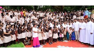  ശാരീരിക -മാനസിക വൈകല്യമുള്ള കുട്ടികളെ  കാണാന്‍ സൂപ്പര്‍താരം  എത്തി; മോഹൻലാലിനെ കണ്ട് സന്തോഷം അടക്കിവെക്കാനാകാതെ പോപ്പ് പോള്‍ മെഴ്‌സി ഹോമിലെ കുട്ടികൾ!