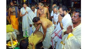 ഗുരുവായൂര്‍ ക്ഷേത്രത്തിലെ പരിഷ്‌കാരത്തിന്റെ പട്ടികയില്‍ ഇനി പറചൊരിയലും: അറിയില്ലെന്ന് തന്ത്രി 