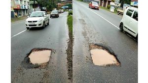 ദേശീയപാതയിൽ മഴക്കുഴികൾ നിറഞ്ഞു; ഇരുചക്ര വാഹനയാത്രികർക്ക് ഭീഷണിയാവുന്നു