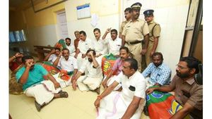 ആലപ്പുഴയിൽ ആശുപത്രിയിലെ പൈപ്പ് വെള്ളത്തിൽ പുഴുക്കൾ: സൂപ്രണ്ട് ഓഫീസ് ബിജെപി ഉപരോധിച്ചു!!