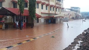 കനത്തമഴയില്‍ മംഗളൂരു റെയില്‍വേ സ്‌റ്റേഷനിലടക്കം വെള്ളം കയറി; സ്‌കൂളുകള്‍ക്കും കോളജുകള്‍ക്കും  ശനിയാഴ്ച അവധി