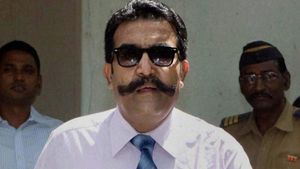 വിയ്യൂര്‍ ജയിലില്‍ ജയില്‍ ഡിജിപി ഋഷിരാജ് സിങിന്റെ മിന്നല്‍ സന്ദര്‍ശനം: 38 ഉദ്യോഗസ്ഥര്‍ക്കെതിരേ കൂട്ട നടപടി, സ്ഥലം മാറ്റവും, സസ്പെൻഷനും!
