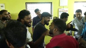പോക്‌സോ കേസ് പ്രതിയായ നഗരസഭാ കൗണ്‍സിലര്‍ വാര്‍ഡ് സഭ വിളിച്ചുചേര്‍ത്തു; പ്രതിഷേധവുമായി മുസ്ലിം ലീഗ്, യൂത്ത് ലീഗ് പ്രവർത്തകർ, സംഘർഷം... പ്രതിഷേധത്തെ തുടര്‍ന്ന് സഭ മാറ്റി വെച്ചു