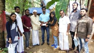  ഭാര്യയും കാമുകനും ചേര്‍ന്ന് കൊലപ്പെടുത്തിയ   സവാദിന്റെ മക്കളുടെ പഠന ചെലവിലേക്ക് പ്രതിമാസം അയ്യായിരം രൂപ; മജിസിയബാനു ആദ്യ സഹായം കൈമാറി, മക്കള്‍ക്ക് സാന്ത്വനമായി സേവ് എ ചൈല്‍ഡ് ഫൗണ്ടേഷന്‍ ഓഫ് ഇന്ത്യ