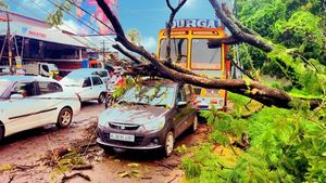 തൃശൂര്‍ ജില്ലയില്‍ കനത്ത മഴ; ഒഴുക്കില്‍പ്പെട്ട് ഒരു മരണം, രണ്ട് വീടുകള്‍ തകര്‍ന്നു, പഞ്ചായത്തോഫീസിനു മുന്നില്‍ ആത്മഹത്യാ ശ്രമം,  ജില്ലയിൽ കഴിഞ്ഞ 24 മണിക്കൂറിനുള്ളിൽ  46.51 മില്ലിമീറ്റര്‍ മഴ രേഖപ്പെടുത്തി
