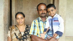പ്രളയകാലത്ത് ലോകമെമ്പാടും കണ്ട നാലു വയസുകാരന്‍; ചെറുതോണിപാലത്തിലൂടെ ഒരു അതിജീവനയാത്ര, വൈറലായ ചിത്രങ്ങള്‍ക്കു പിന്നിലെ തക്കുടു ഇവിടെയുണ്ട്...