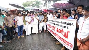 ജില്ലയില്‍ ടിപ്പര്‍ ലോറികള്‍ക്ക് നാല് മണിക്കൂര്‍ നിരോധനം; പ്രതിഷേധവുമായി ടിപ്പര്‍ ഉടമകളും തൊഴിലാളികളും,  കലക്‌ട്രേറ്റിലേക്ക് നടത്തിയ മാര്‍ച്ചില്‍ സംഘര്‍ഷം