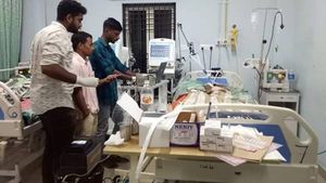 തൊഴിൽ വകുപ്പിന്റെ കരുതൽ!...  അർദ്ധരാത്രി ഇൻഷുറൻസ് കാർഡ് നൽകി ബംഗാൾ സ്വദേശിക്ക് ചികിത്സ ഉറപ്പാക്കി!!