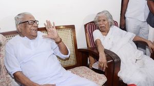 ഗൗരിയമ്മക്ക് പിറന്നാള്‍ ആശംസകളുമായി വിഎസ്; പതിറ്റാണ്ടിന് ശേഷം സൗഹൃദം പങ്കുവെച്ച് നേതാക്കൾ...