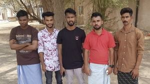 15 ദിവസത്തിനുള്ളില്‍ ഗള്‍ഫില്‍ ജോലി; വാട്‌സാപ്പ് ഓഫറിലൂടെ വിസാതട്ടിപ്പിനിരയാകുന്നത് മലയാളികള്‍, ജോലിയോ ഭക്ഷണമോ ലഭിക്കാതെ ഒന്‍പതുപേര്‍ യുഎഇയിൽ നരകയാതനയില്‍!!