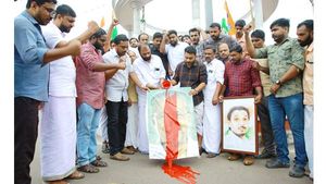 പിണറായിയുടെ ഫോട്ടോയില്‍ രക്തം അഭിഷേകം ചെയ്ത് യൂത്ത്‌കോണ്‍ഗ്രസുകാര്‍: 