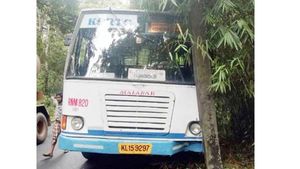 അപകടക്കെണിയൊരുക്കി മാനന്തവാടി-പേര്യ റോഡ്; രണ്ട് മാസത്തിനിടെ നടന്നത് പന്ത്രണ്ടിലധികം അപകടങ്ങള്‍; മരിച്ചത് രണ്ട് പേര്‍; വിനയാകുന്നത് സുരക്ഷാസംവിധാനങ്ങളുടെ അഭാവം