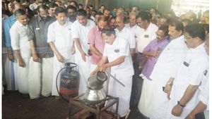 പഴയിടം പാലുകാച്ചി: സംസ്ഥാന സ്കൂൾ കലോത്സവ ദക്ഷണശാല ഇക്കുറി ഗാന്ധിയൻ മോഡലിൽ!!കുറി ഗാന്ധിയൻ മോഡലിൽ