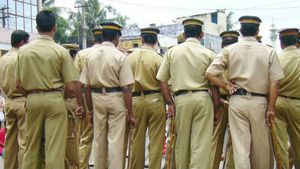അതിര്‍ത്തി കാക്കുന്ന പോലീസിന് വേറെ നിയമമാണോ? ചട്ടത്തിന് പുല്ലുവില, അവര്‍ പറയുന്നു!!