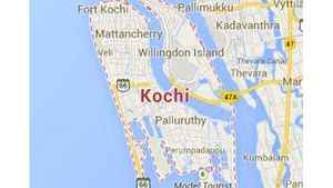 നിയന്ത്രണങ്ങൾ മറികടന്ന്  എറണാകുളത്ത്  അതിഥി തൊഴിലാളി രജിസ്ട്രേഷൻ: തടിച്ച് കൂടിയത് നിരവധി പേർ