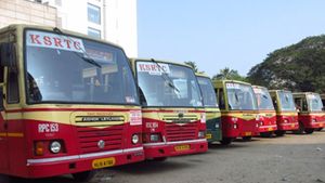 തൃശൂരില്‍ നട്ടംതിരിഞ്ഞ് യാത്രക്കാര്‍... ബസിനായി കാത്തുനിന്നത് ഒന്നരമണിക്കൂര്‍, അഞ്ച് മണി മുതല്‍!!