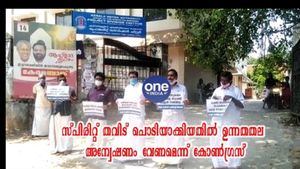  സ്പിരിറ്റ് 'തവിട് പൊടിയാക്കി'; കേസ് അട്ടിമറിച്ച എക്സൈസ് സംഘത്തിനെതിരെ നടപടി ആവശ്യപ്പെട്ട് കോൺഗ്രസ് 