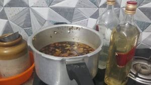 വീട്ടില്‍ ചാരായം വാറ്റി വില്‍ക്കല്‍: സഹസംവിധായകനെ എക്സൈസ് സംഘം പിടികൂടി