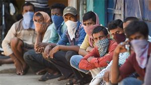 കൊറോണ ദുരിതാശ്വാസ ക്യാംപ് അടച്ചു; ഭക്ഷണം കിട്ടാതെ നൂറോളം പേര്‍ തെരുവില്‍, പലരും കുഴഞ്ഞുവീണു