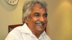 സന്തോഷ് ആ ദുരിതം പറഞ്ഞു. ഉമ്മന്‍ചാണ്ടി എത്തിച്ച് നല്‍കിയത് ലാപ്പ്‌ടോപ്പ്, ഇനി മക്കള്‍ക്ക് പഠിക്കാം!!