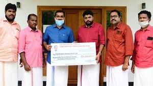 മുഖ്യമന്ത്രിയുടെ ദുരിതാശ്വാസ നിധിയിലേക്ക് 92 ലക്ഷം രൂപ കൈമാറി കോഴിക്കോട് ഡിവൈഎഫ്ഐ