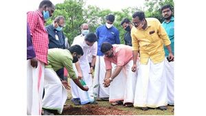 കോഴിക്കോട് മെഡിക്കല്‍ കോളേജിലെ രണ്ടരയേക്കര്‍ തരിശ് ഭൂമിയില്‍ വനവല്‍ക്കരണവുമായി ഡിവൈഎഫ്ഐ