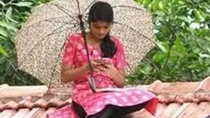 മലപ്പുറത്ത് പഠിക്കാന്‍ പുരപ്പുറത്ത് കയറിയ പെണ്‍കുട്ടി!! നമിതയെ വൈറലാക്കിയത് നയന, എല്ലാം ഓകെ