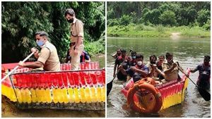 പ്രളയത്തെ അതിജീവിക്കാൻ പുതുവഴിയുമായി അഗ്നിശമന സേന; പാഴ്‌വസ്തുക്കളില്‍ നിന്നും ബോട്ട് 