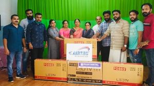 വിദ്യാർത്ഥികൾക്കുള്ള ടെലിവിഷൻ സെറ്റുകൾ സ്കൂളിന് കൈമാറി പൂര്‍വ്വ വിദ്യാര്‍ത്ഥി വാട്സാപ്പ് കൂട്ടായ്മ