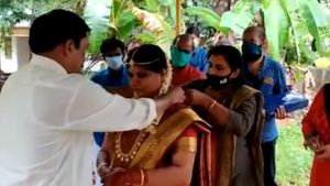 'ആല്‍മരത്തണലില്‍' സുധീഷിനും സിന്ധുവിനും പ്രണയസാഫല്യം; ഇനി പുതുജീവിതം
