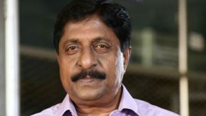 ശ്രീനിവാസന്‍ മാപ്പ് പറയണം; വീടിന് മുന്നില്‍ പ്രതിഷേധവുമായി അങ്കണവാടി പ്രവര്‍ത്തകര്‍