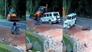 നിയന്ത്രണം വിട്ട് ജെസിബി; എതിര്‍ദിശയിലെത്തിയ ബൊലേറോയെ ഇടിച്ചുതെറിപ്പിച്ചു