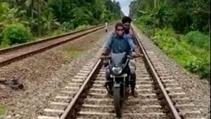 റെയില്‍വേ ട്രാക്കിലൂടെ ബൈക്കില്‍ യുവാക്കളുടെ സാഹസിക യാത്ര; ഒടുക്കം സംഭവിച്ചത്