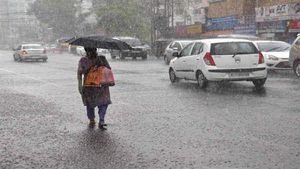 തൃശൂരില്‍ ചുഴലിക്കാറ്റ്; 15 വീടുകള്‍ തകര്‍ന്നു, കണ്ടെയ്‌നര്‍ ലോറി മറിഞ്ഞു, മരങ്ങള്‍ കടപുഴകി
