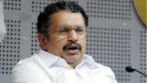 അടുപ്പമുള്ളവര്‍ വിളിച്ചാല്‍ ചടങ്ങുകള്‍ക്ക് പോകേണ്ടി വരുമെന്ന് മുരളീധരന്‍, കോവിഡ് വിവാദത്തില്‍ മറുപടി