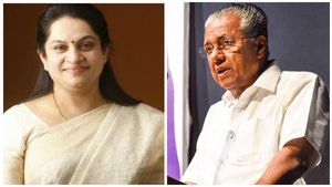 കരുണാകരൻ മുഖ്യമന്ത്രിക്കസേര വലിച്ചെറിഞ്ഞു, പിണറായി ഉളുപ്പില്ലാതെ അള്ളിപ്പിടിച്ചിരിക്കുന്നു: പത്മജ