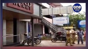 തൃശൂരിലെ ജ്വല്ലറി മോഷണത്തിൽ ട്വിസ്റ്റ്; സ്വർണം നഷ്ടപ്പെട്ടിട്ടില്ല, ഇൻഷൂറൻസ് തുക തട്ടാനെന്ന് സംശയം?