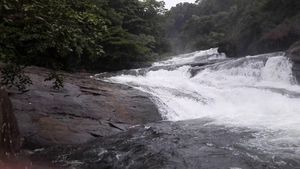 ആളൊഴിഞ്ഞ് ആഢ്യന്‍ പാറ; ലോക്ക് വീണിട്ട് മാസങ്ങള്‍... എന്ന് സജീവമാകുമെന്ന് ചോദിച്ചാല്‍...