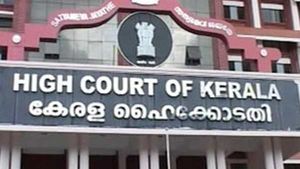 കലോത്സവത്തിനിടെ വിദ്യാര്‍ഥിയുടെ അമ്മയെ പീഡിപ്പിച്ച കേസ്; രണ്ട് അധ്യാപകര്‍ ഹൈക്കോടതിയില്‍ കീഴടങ്ങി