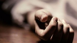 അമ്മ മുറിക്കുള്ളില്‍ തൂങ്ങിയ നിലയില്‍, മകന്റെ മൃതദേഹം കിണറ്റില്‍; മരണകാരണം അവ്യക്തമെന്ന് പൊലീസ്