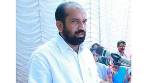 അനിൽ അക്കര സാത്താന്റെ സന്തതിയെന്ന് ബേബി ജോൺ, ഛായ ആർക്കെന്ന് അറിയാൻ കണ്ണാടി നോക്കൂവെന്ന് എംഎൽഎ
