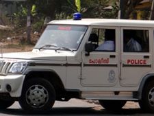 ബൈക്കിന്റെ മുൻ ചക്രം ഉയർത്തി പാലത്തിലൂടെ ബൈക്ക് സവാരി..! 6 യുട്യൂബർമാർക്ക് പൊലീസിന്റെ മുട്ടൻപണി