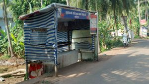 മഴ വന്നാല്‍ നിറഞ്ഞുകവിയുന്ന ബസ് സ്‌റ്റോപ്പ്....  ബസ്സില്‍ കയറണമെങ്കില്‍ പതിനെട്ടടവും പയറ്റണം!!